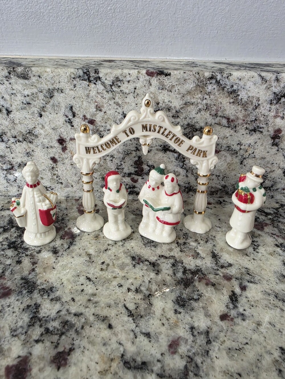 Lenox Mistletoe Park 5 PC Figurine Carolers Welcome Sign Village Treasures Open